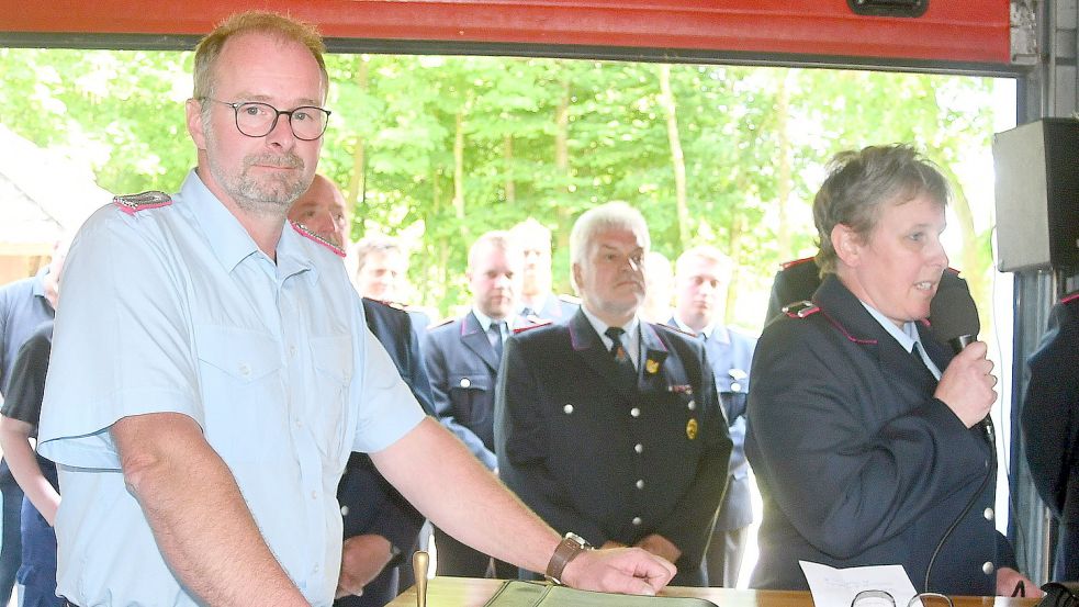 Ortsbrandmeister Wilhelm Ulferts und Sonja Ubben begrüßen die die zahlreichen Gäste.