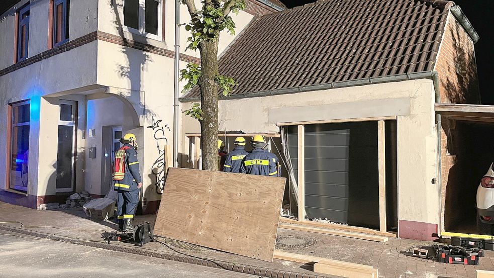 Einsatzkräfte des THW mussten das Gebäude stabilisieren.