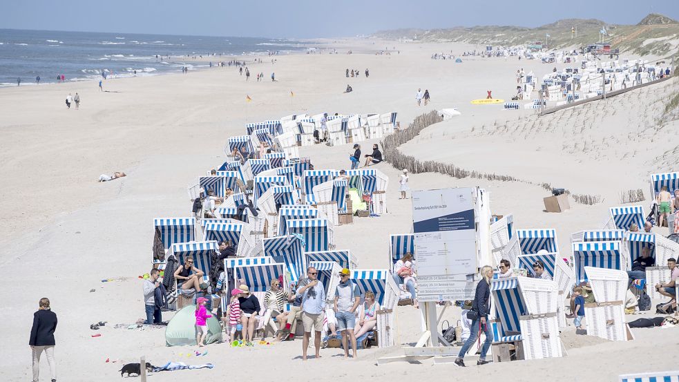 An den Sylter Stränden wird es am Wochenende bei sommerlichen Temperaturen bestimmt voll. Foto: imago-images/Chris Emil Janßen