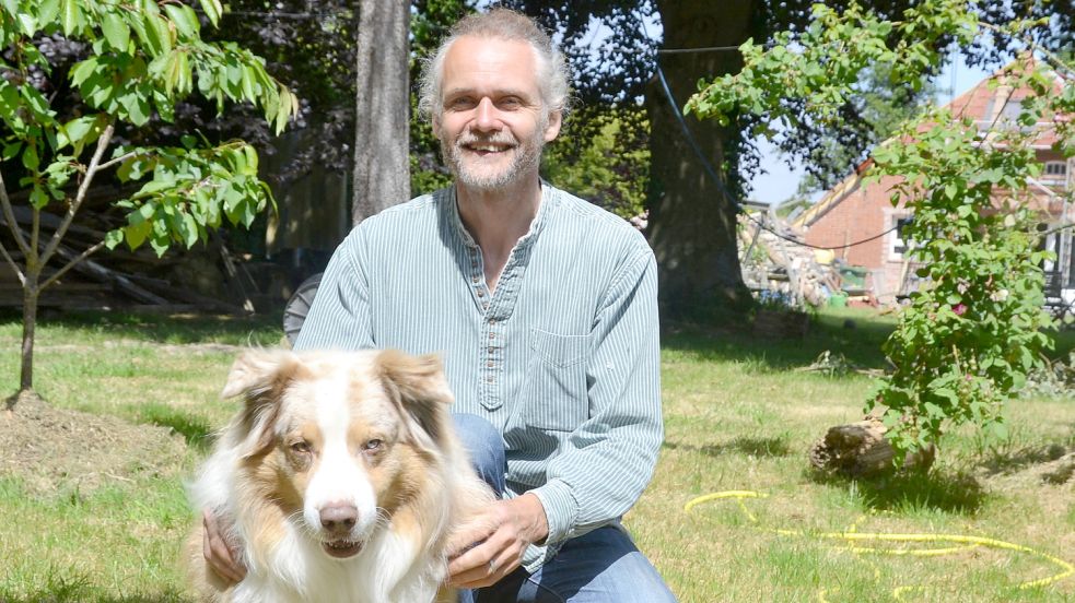 Steve Bourne mit Lloyd, einem Australian Shepherd, im Garten der Familie in Marienhafe.Foto: Aiko Recke