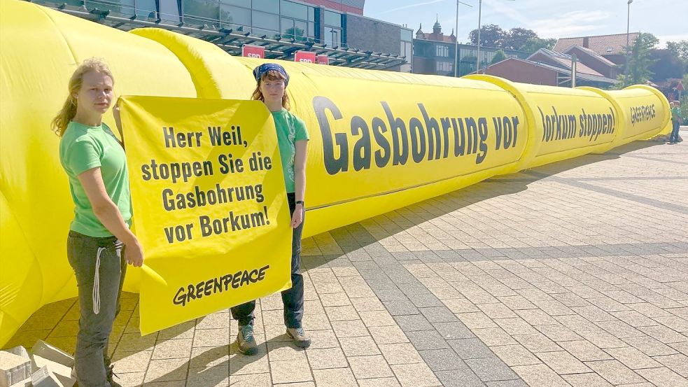 Die Greenpeace-Aktivisten Anna-Lena (links) und Hannah demonstrieren zum SPD-Landesparteitag vor der Sparkassen-Arena gegen eine Gasförderung vor Borkum. Ihre Nachnamen wollten sie nicht nennen. Foto: Neelke Harms