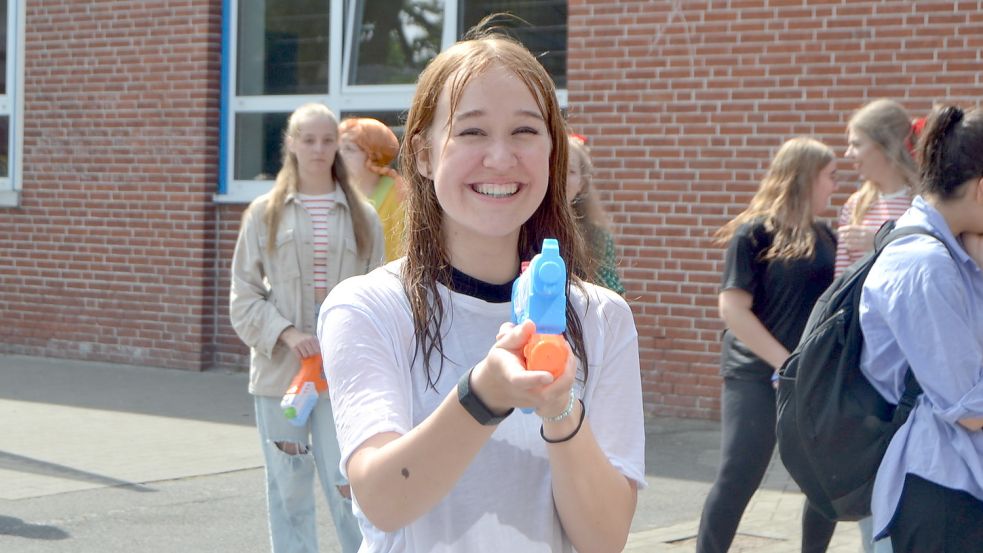 Mit Wasserpistolen waren die Abschlussschüler unterwegs. Foto: Neelke Harms