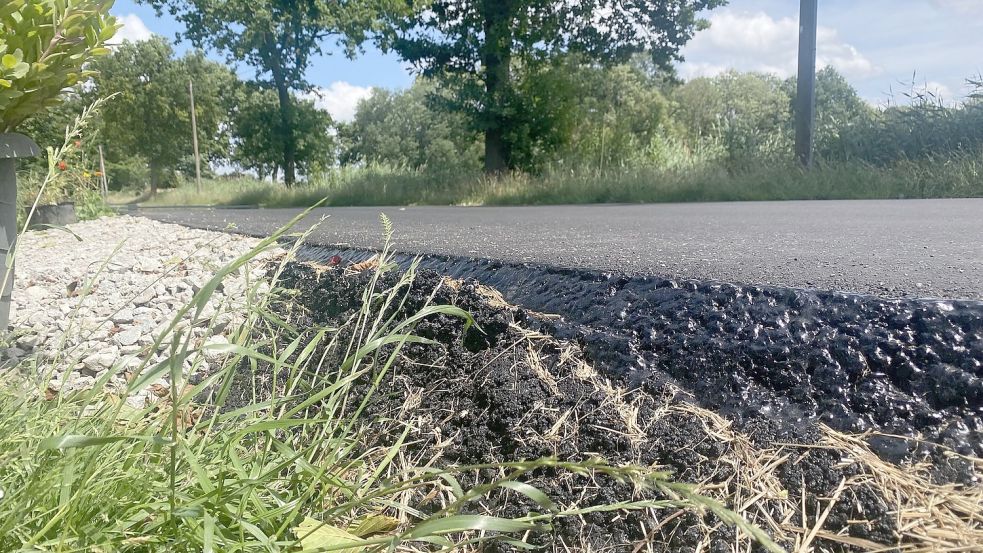 Vom Fahrbahnrand aus ist der hohe Absatz deutlich zu erkennen. Während die Grünstreifen noch angefüllt werden sollen, gab es für die Grundstückszufahrten nur eine Ladung Schotter. Foto: Holger Janssen