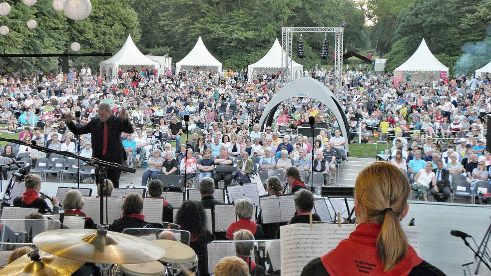 Schon 2019 lockte die Schlosspark-Serenade zahlreiche Besucher nach Lütetsburg. Foto: Bernd Specht