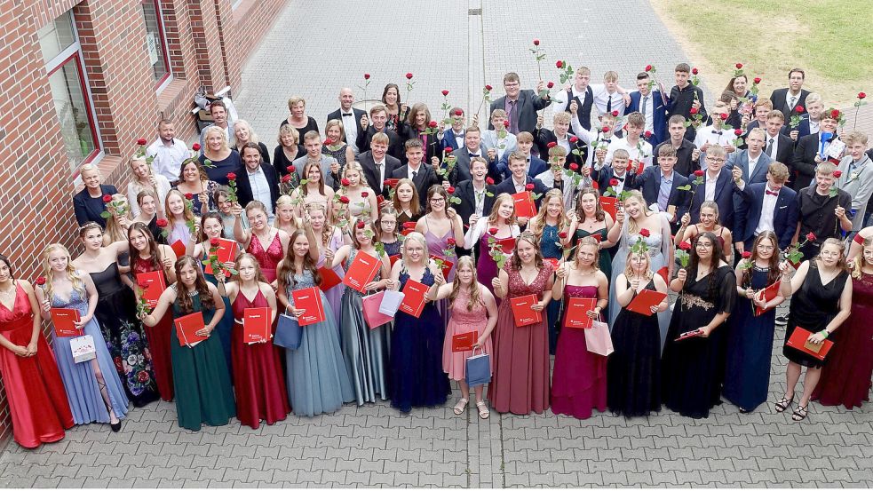 Im Anschluss an die Zeugnisübergabe stellten sich die Abgänger der IGS Ihlow mit einer roten Rose und der entsprechenden Zeugnismappe in der Hand für das gemeinsame Abschlussfoto auf. Foto: privat