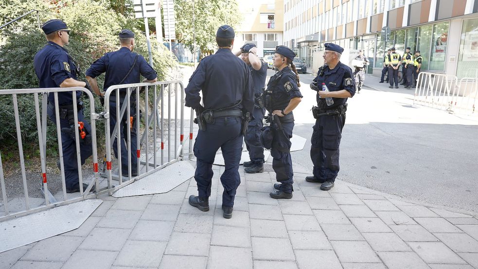 Gewappnet für Protest: Die Polizei in Stockholm sperrt vor der Moschee einen Bereich für eine Anti-Islam-Demo ab. Foto: imago images/TT/Stefan Jerrevang