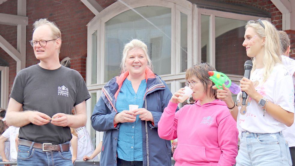 Eine Blindverkostung führten Ralf Jansing (von links) Andrea Steevens-Schnell und Melanie Frerichs durch. Abiturientin Bele Kakuschke moderierte den Wettbewerb mit den Schülern. Foto: Heino Hermanns