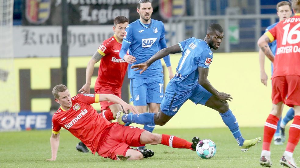 Sven Bender (links) bei einem seiner letzten Spiele für die Bayer 04 Leverkusen in der Saison 2021. Foto: Imago/Avanti