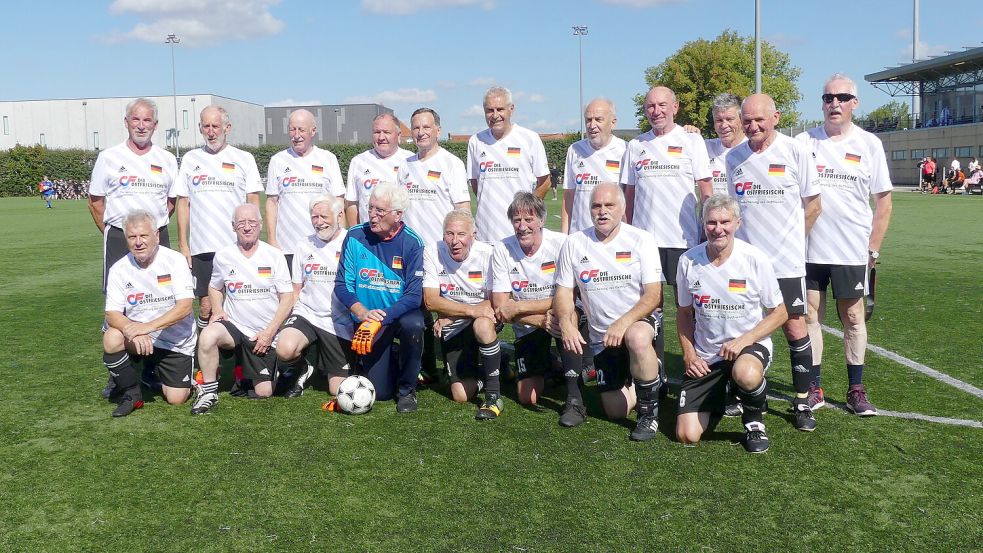 Das ist die Ü70-Nationalmannschaft mit acht Spielern aus Großefehn. Morgen geht es im Mühlenstadion gegen Wales.Foto: privat