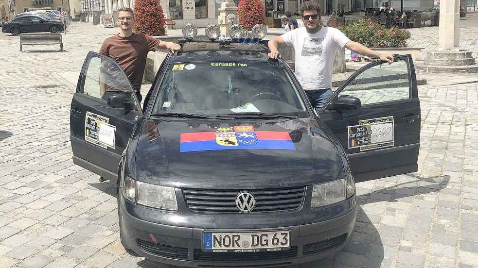 Mit einem alten Passat fahren Nico Eilers (links) und Enno Ennen derzeit durch Osteuropa. Foto: privat