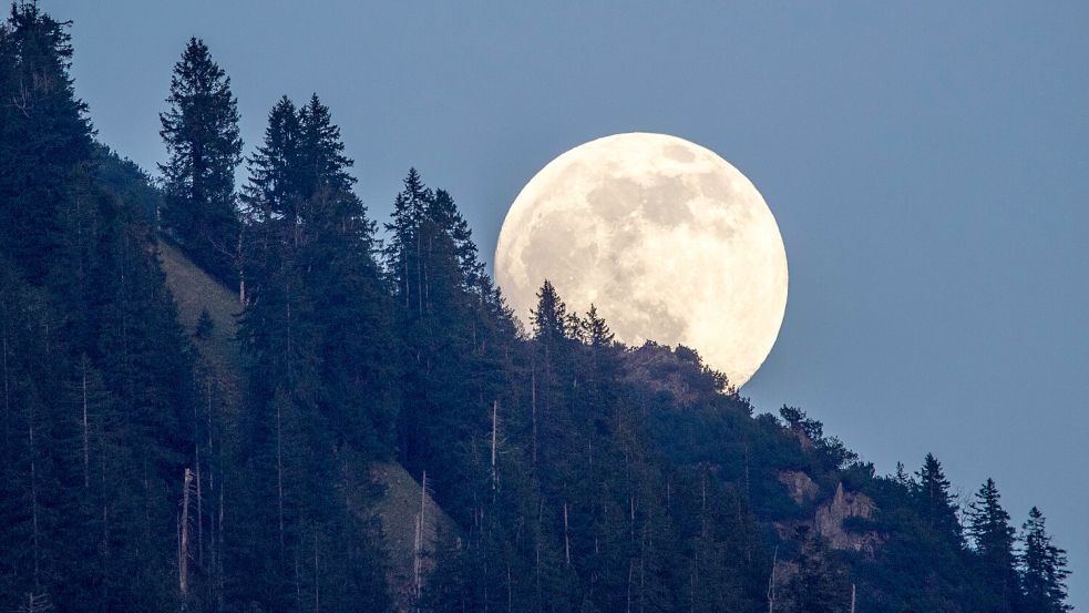 Der Vollmond am 3. Juli ist eine besondere Erscheinung. Foto: imago images/Jan Eifer