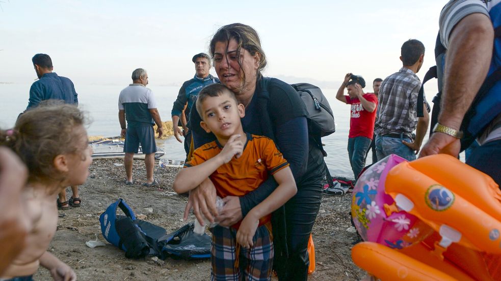 Szene vom Strand der griechischen Insel Kos: Flüchtlinge erreichen Europa per Boot. Zugleich zieht es viele Touristen an die Strände in Nordafrika oder der Türkei - wichtige Herkunftsländer von Asylbewerbern. Foto: Imago Images/Wassilis Aswestopoulos