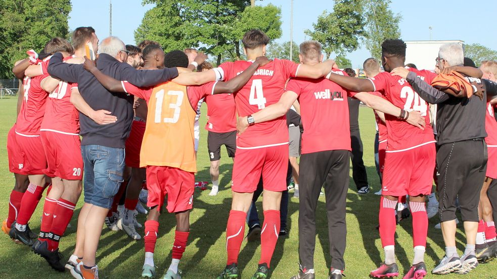 Vor rund sieben Wochen tanzten Auricher Spieler, Trainer und Freunde der SpVg auf dem Fußballplatz in Jheringsfehn gemeinsam nach dem am letzten Spieltag perfekt gemachten Ligaverbleib. Ein glückliches Ende für die Rot-Weißen. Die neue Saison wird es für die Auricher ebenso in sich haben. Die Mannschaft wurde verjüngt. Neun der elf Neuzugänge stammen aus der eigenen A-Jugend oder von Kickers Emden. Foto: Wolf-Rüdiger Saathoff