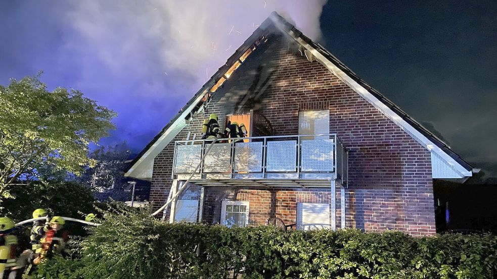 Über einen Balkon gelangten die Wehrleute im Juni vergangenen Jahres in die brennende Ferienwohnung in Leezdorf. Foto: Feuerwehr