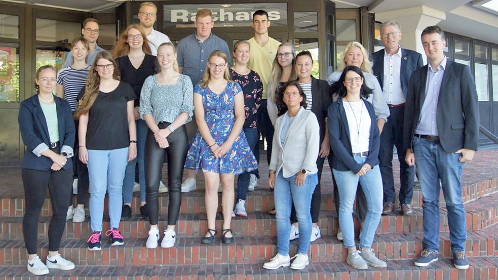 Absolventen und Vertreter der Stadtverwaltung freuten sich über die Abschlüsse: Bauzeichnerin Carmen Hinrichs (1. Reihe von links), Sandra Störmer (Nebendienstlicher Angestelltenlehrgang I), Lara Janssen (Kauffrau für Büromanagement), Birthe Narten (Fachangestellte für Bäderbetriebe), Annette Erfurth (Nebendienstlicher Angestelltenlehrgang I), Katharina Wiemann (Sachgebiet Personal, Bereich Ausbildung) und Reemt Mönck (Sachgebietsleiter Personal) sowie Sonja Walter (Fachkraft für Veranstaltungstechnik, 2. Reihe von links), Anke Müller (Verwaltungsfachangestellte), Silke Hogelücht (Nebendienstlicher Angestelltenlehrgang II), Selina Hamer (Nebendienstlicher Angestelltenlehrgang II) Marion Friedrichs (Nebendienstlicher Angestelltenlehrgang II), Ingrid Friedrichs (Vertretung Personalrat) und Bürgermeister Horst Feddermann sowie Aike Susemiehl (Jugend- und Auszubildendenvertretung, 3. Reihe, von links), Stadtinspektor Jan-Simon Harms, Tischler Yannik Zimmering und Maxim Zybuin (Fachangestellter für Bäderbetriebe). Foto: Stadt Aurich