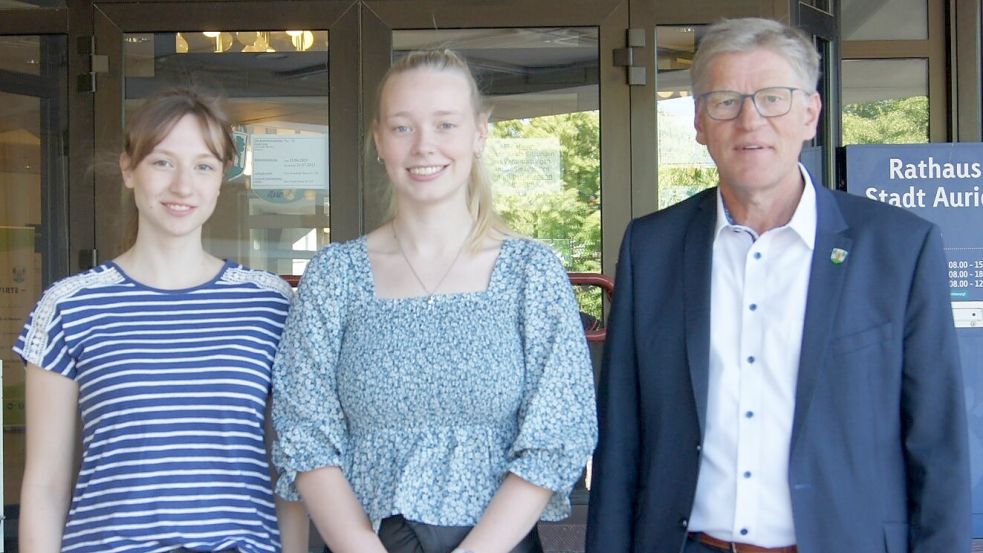 Bürgermeister Horst Feddermann mit Sonja Walter (links) und Lara Janssen. Die beiden haben ihre Ausbildung mit der Note 1 abgeschlossen. Foto: Stadt Aurich