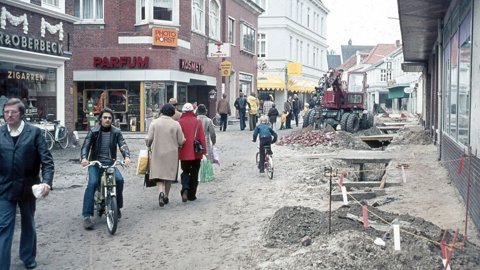 Zuerst Diskussionen, dann heftiger Baubetrieb während der Geschäftszeiten: Anfang der 1970er Jahre wird Aurichs Einkaufsstraße zur Fußgängerzone. Der Autoverkehr muss weichen. Die Kaufleute der Innenstadt befürchten heftige Umsatzeinbußen. Der erste Abschnitt der Auricher Fußgängerzone (AFZ) wird 1974 im Bereich der Burgstraße fertiggestellt. Im Anschluss ist die Osterstraße an der Reihe. Die Fertigstellungsfeier legt 1974 den Grundstein für die Auricher Stadtfeste. 2023 steht die 46. Auflage an. Foto: Archiv ON