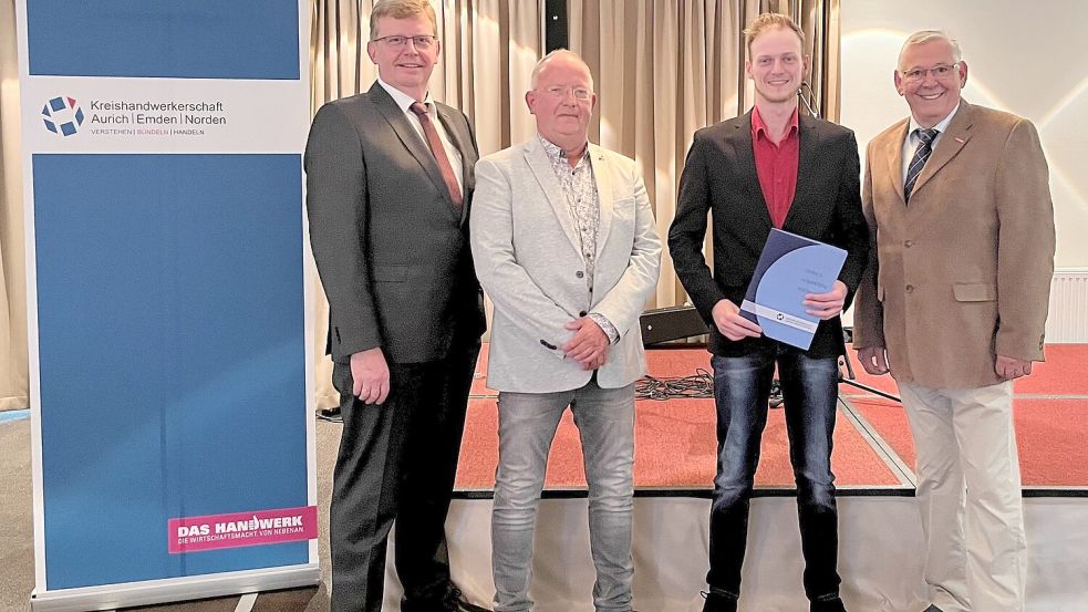 HWK-Präsident Albert Lienemann (links), der Obermeister der Fliesenleger und Naturstein-Innung für Ostfriesland Erich Bohmfalk und Kreishandwerksmeister Joachim Eilts (rechts) überreichen Marvin Rauer aus Großefehn die Gesellenurkunde.