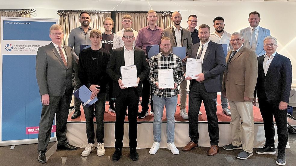 Die frischgebackenen Gesellen der Innung für Elektro- und Informationstechnik in Ostfriesland, mit HWK-Präsident Albert Lienemann (links), Obermeister Klaus Freese (Zweiter von rechts) und Kreishandwerksmeister Joachim Eilts (Dritter von rechts). Hilko Ulferts, Steffen de Vries und Alexander Aden (mit Urkunde) wurden für ihre Noten ausgezeichnet.