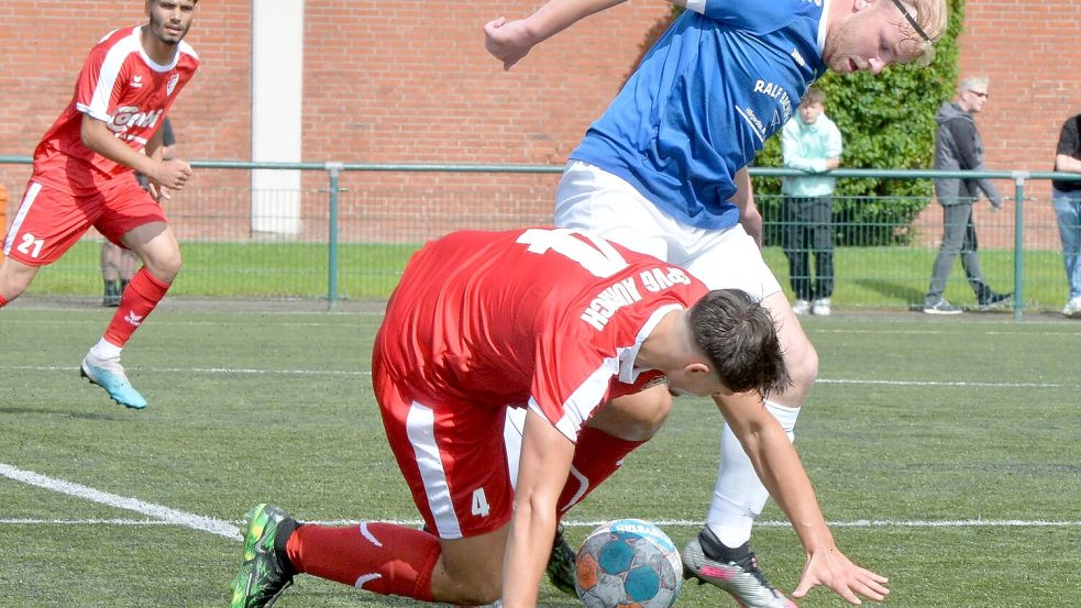 Der Auricher Lukas Smit kommt im Zweikampf mit dem Borssumer Rico Rieger ins Straucheln.