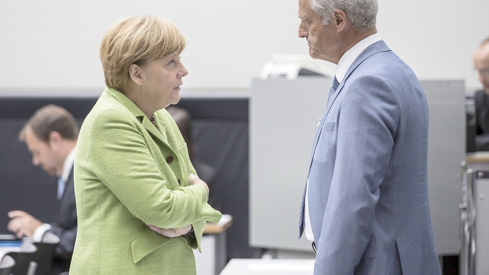 2014: Die damalige Bundeskanzlerin Angela Merkel im Gespräch mit CSU-Politiker Peter Ramsauer. Foto: imago-images/Photothek