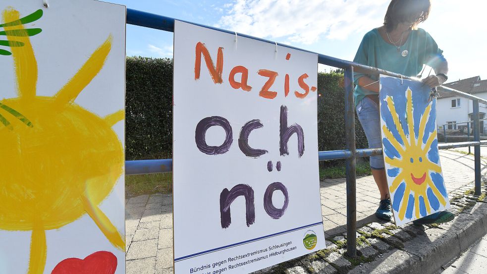 Mit diesen Plakaten protestierten 2017 Bürger aus Themar in Thüringen gegen ein Rechtsrock-Konzert. Auch in Pewsum wird es am Sonnabend eine Protestkundgebung geben. Foto: DPA