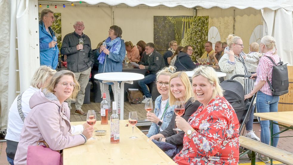 Fröhliche Runde: Auf das zweite Weinfest in Marienhafe stießen am Donnerstag diese Besucherinnen an. Fotos: Folkert Bents