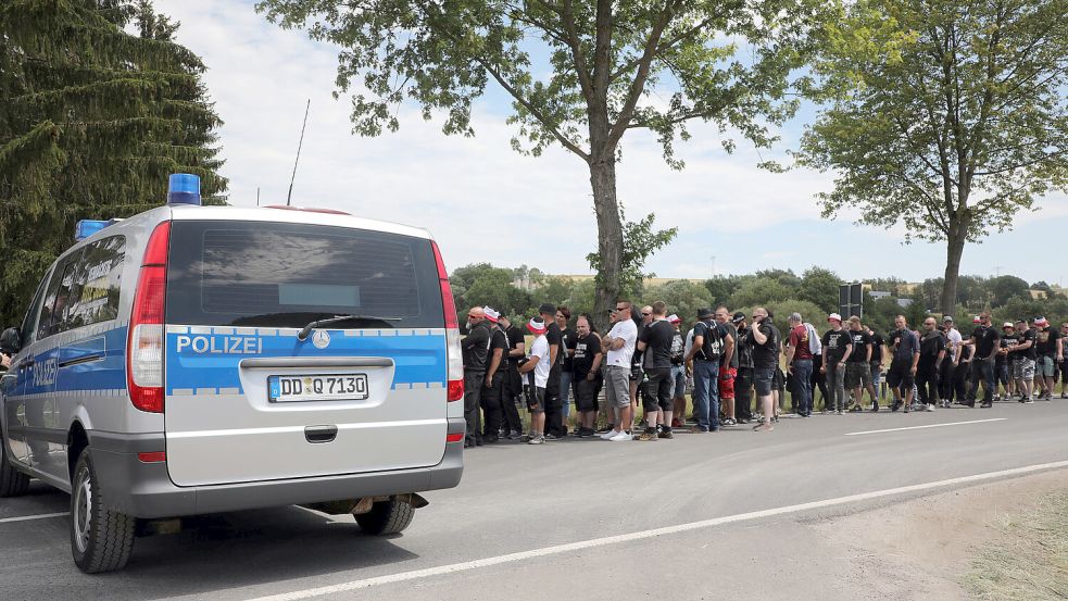 Einlasskontrolle bei einem Rechtsrock-Konzert in Thüringen. Auch für Canum hat die Polizei Aurich Präsenz angekündigt. Foto: DPA