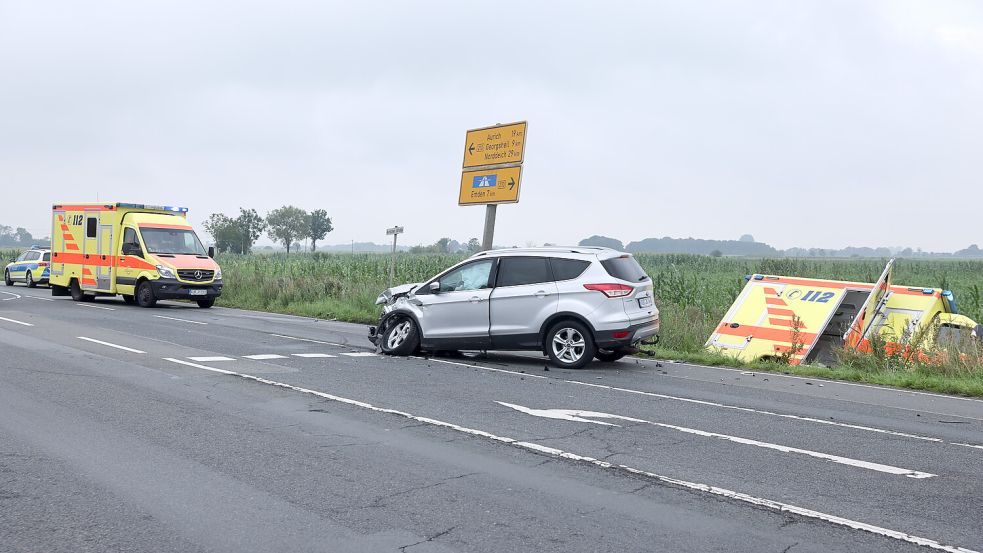 Ein Rettungswagen liegt nach einem Unfall im Graben. Foto: privat