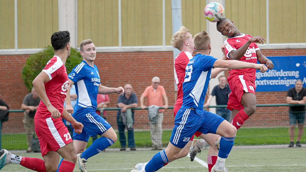 Die Jagd nach dem Ball gewann in dieser Szene der Auricher Yahya Berete (rechts). Gleichwohl dominierten die Spieler des SV Hage (blau-weiß) auf dem Auricher Kunstrasen die Partie. Foto: Helmut Vortanz