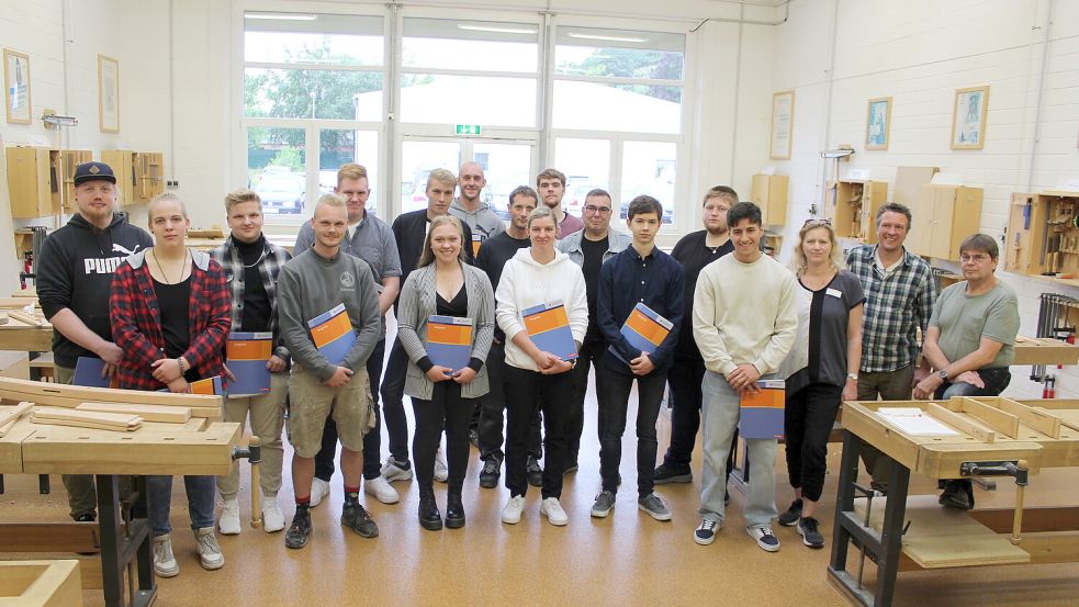 Uwe Herzich (von rechts, Mario Berger und Sonja Hinz überreichten den frisch ausgelernten Tischlerinnen und Tischlern ihre Zeugnisse und gratulierten zur bestandenen Ausbildung. Foto: HWK/V. Heynen-Bilski