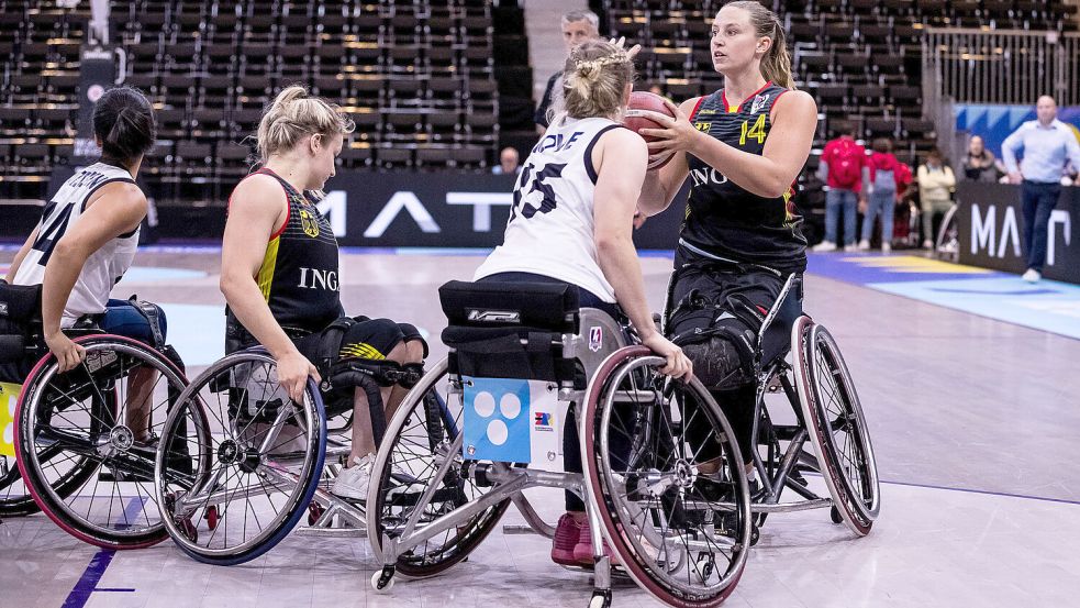 Lena Knippelmeyer (am Ball) verlor mit ihrem Team das Viertelfinale gegen England und spielt nun um Bronze. Foto: Stefanie Wunderl