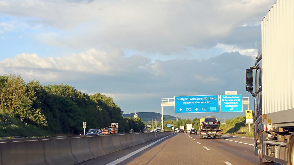 In Frankreich soll ein neues Verkehrsschild Fahrgemeinschaften fördern. Ist die Maßnahme auch eine Lösung für deutsche Autobahnen? Foto: imago images/Panthermedia