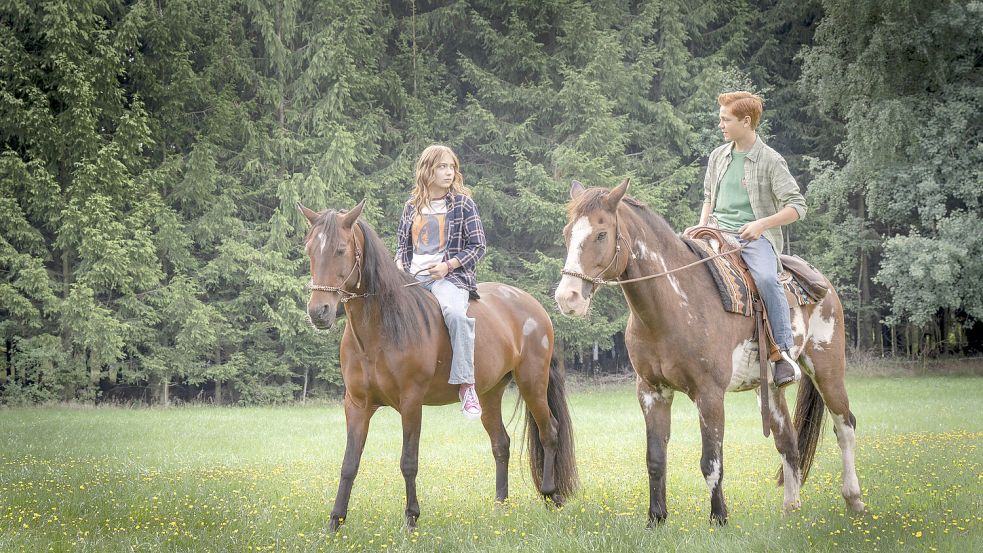 Anni und Lorenz freunden sich an. Beide lieben Pferde. Foto: Christine_Schroeder