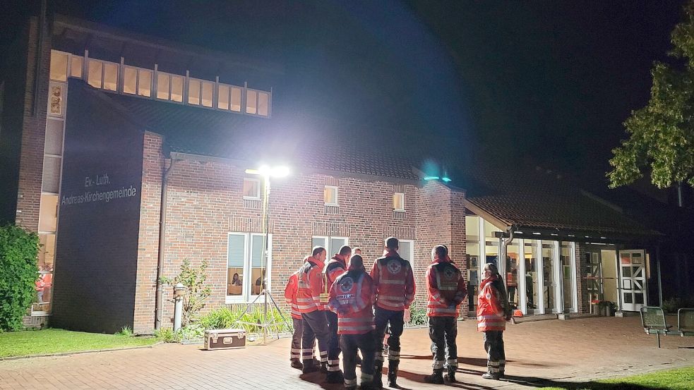 In der Nacht wurden die Bewohner und Helfer zunächst in der Andreas Gemeinde mit Kaffee und Tee versorgt. Foto: Rebecca Kresse