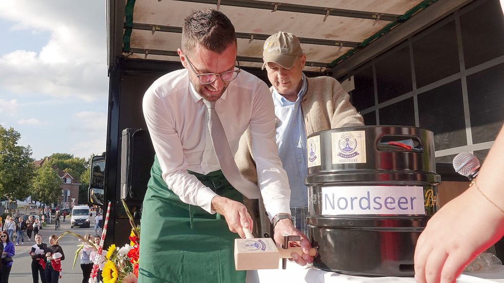 Drei kräftige Schläge von Bürgermeister Sven Lübbers - dann saß der Zapfhahn. Foto: Helmut Vortanz