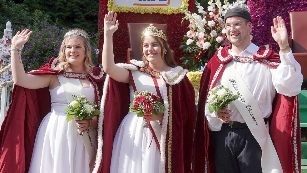 Blütenkönigin Leonie Landherr alias „Calendula I.“ (Mitte) mit Prinzessin Kim Schlüter und dem Prinzen Yannik Willms. Foto: Helmut Vortanz