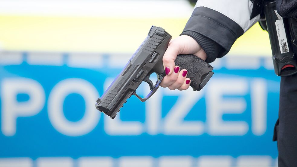 Die Emder Polizeibeamten gaben am Sonntagnachmittag mitten in der Innenstadt Warnschüsse ab. Foto: DPA