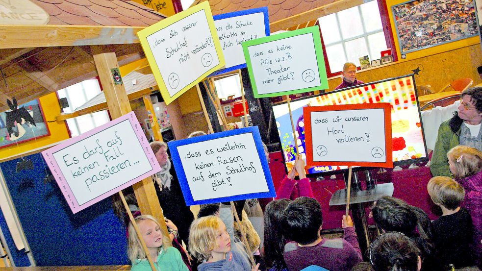 Mit Transparenten und einem selbst gebauten Modell präsentierten vor acht Jahren die Kinder der Lambertischule ihre Wünsche für die Zukunft der Einrichtung inklusive des Horts. Foto: Heino Hermanns