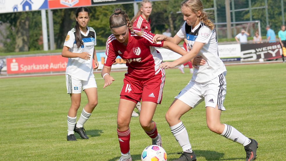 Den jungen Auricherinnen fehlte es noch ein wenig an Zweikampfhärte. Foto: Vortanz