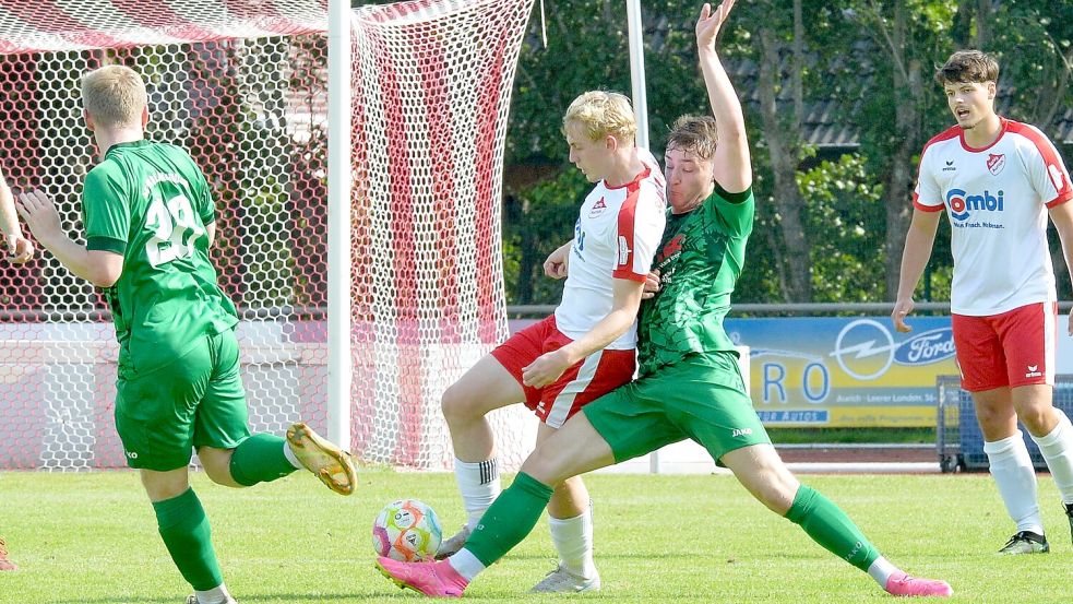 Im Ellernfeld-Stadion entwickelte sich ein umkämpftes Derby – mit einem unglaublichen Schlussspurt. Foto: Bernd Wolfenberg