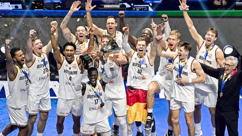 Historischer Moment: Die deutschen Basketballer jubeln nach dem WM-Triumph. Foto: AFP/SHERWIN VARDELEON