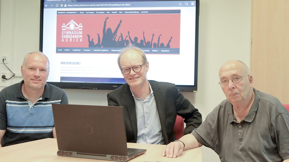 Die Lehrer Daniel Harms (von links) und Ralf Jansing wollen Dr. Gerhard Stauch unterstützen. Foto: Romuald Banik