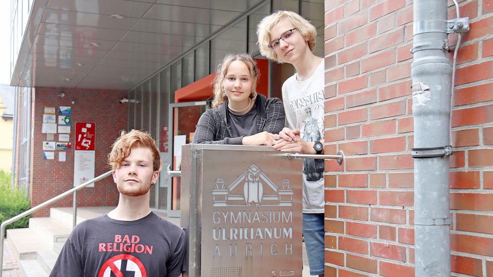 Daan Friedrich (von links), Linda Turenbull und Simon Tschöke sind ehrenamtliche Englischlehrer. Foto: Heino Hermanns