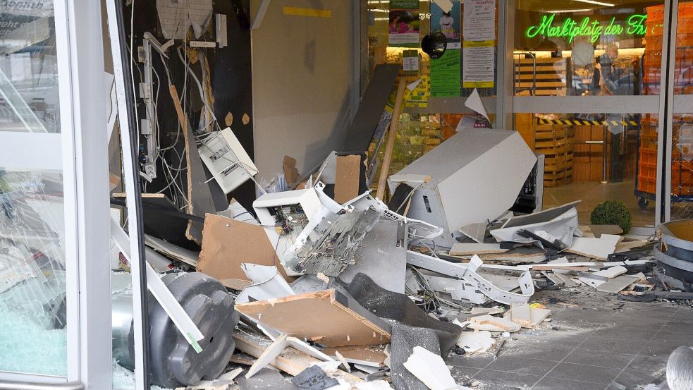 Geldautomatensprenger kommen nachts und hinterlassen oft ein Bild der Verwüstung. Die meisten Tatverdächtigen kommen unerkannt. Foto: Rene Priebe/dpa