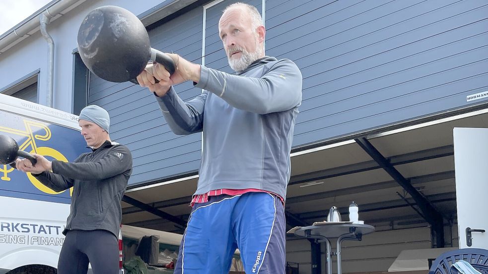 Uwe Duscha (links) und Jens Helmer schwangen Hanteln, sogenannte Kettlebells. Die Eisenkugeln wurden 2100 Mal zwischen Knien und Brust hinaufgeschwungen. Dabei bewegten sie rund 120 000 Kilo. So schwer wie 20 afrikanische Elefantenbullen. Foto: privat