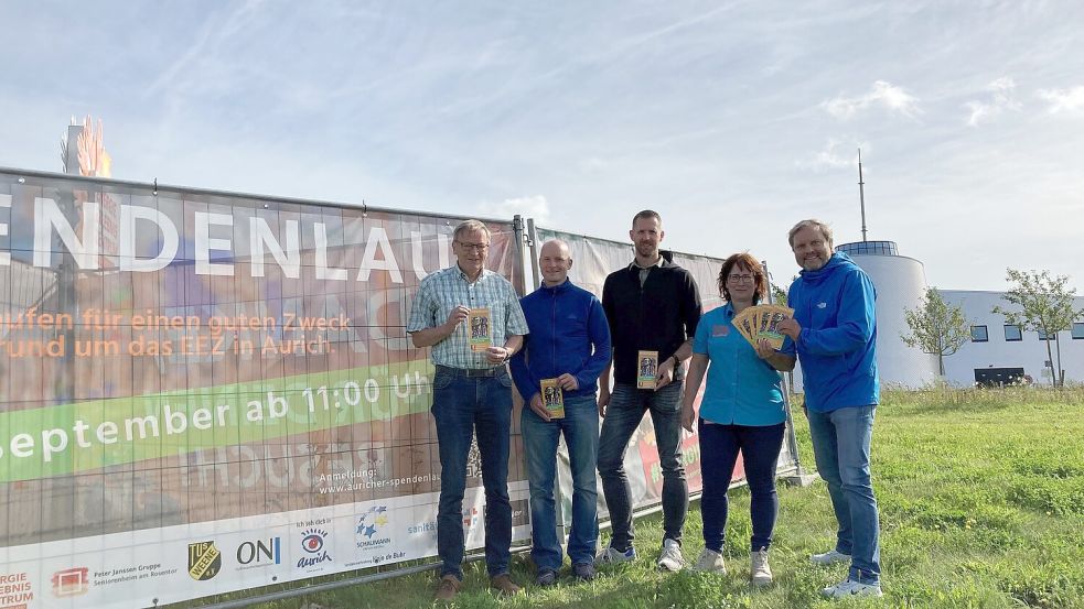 Sie freuen sich auf den Spendenlauf rund um das Energie-Erlebnis-Zentrum: Harm Park (TuS Weene, von links), EEZ-Leiter Stefan de Jonge, Christoph Nannen (Rosentor), Ina Niestaedt (EEZ) und Udo Hippen (Kaufmännischer Verein). Foto: Marco Lindenbeck