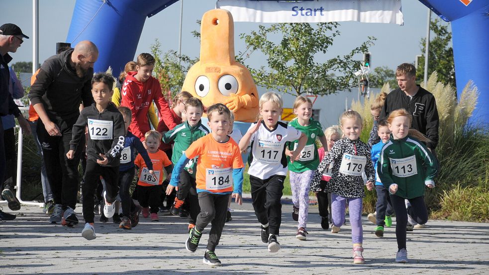 Bahn frei für die kleinsten Läufer beim Spendenlauf. Das Maskottchen EEZy hat große Mühe mitzuhalten.Fotos: Udo Hippen