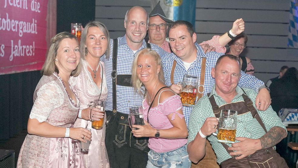 Fast alle Besucher kommen im bayerischen Outfit. Foto: Helmut Vortanz