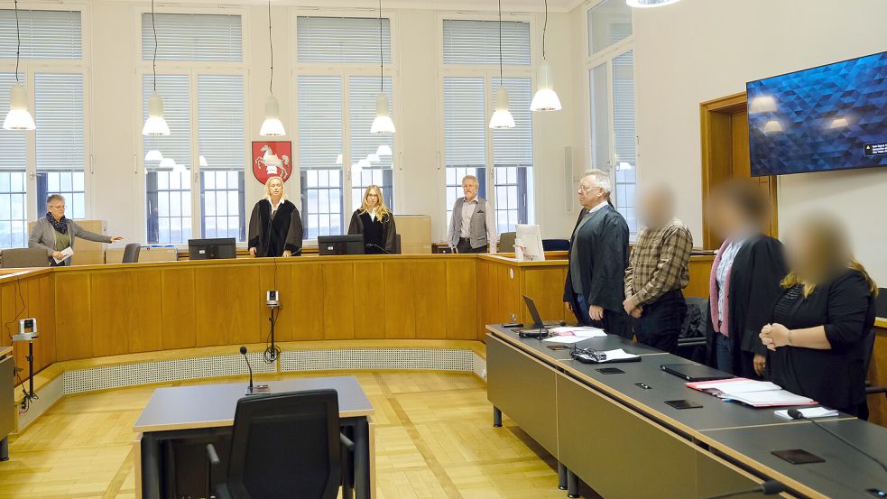 Die Angeklagten (3. von rechts und rechts) stehen neben ihren beiden Rechtsanwälten im Saal 1 des Landgerichts Oldenburg. Foto: Markus Hibbeler / dpa